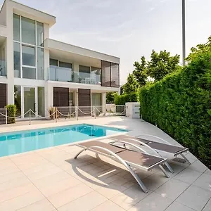 Luma With Pool Apartment
